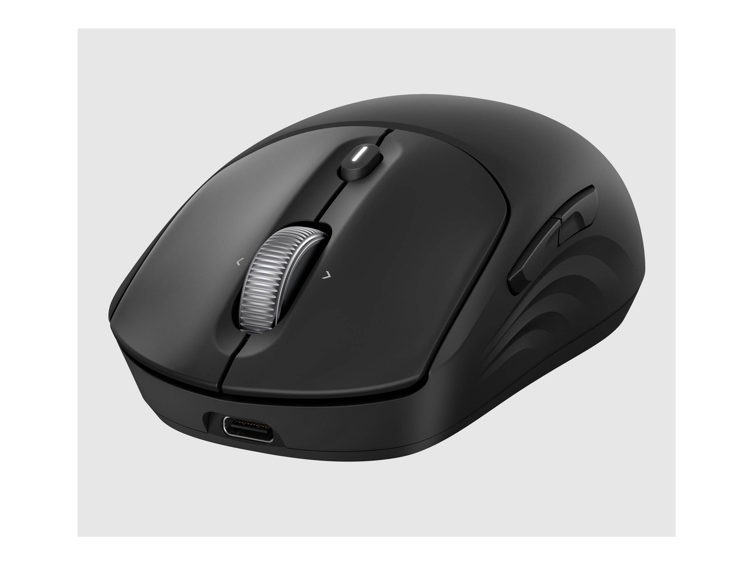 Eine schwarze kabellose Computermaus mit einem Scrollrad und Seitentasten, die einen USB-C-Ladeanschluss an der Vorderseite aufweist.