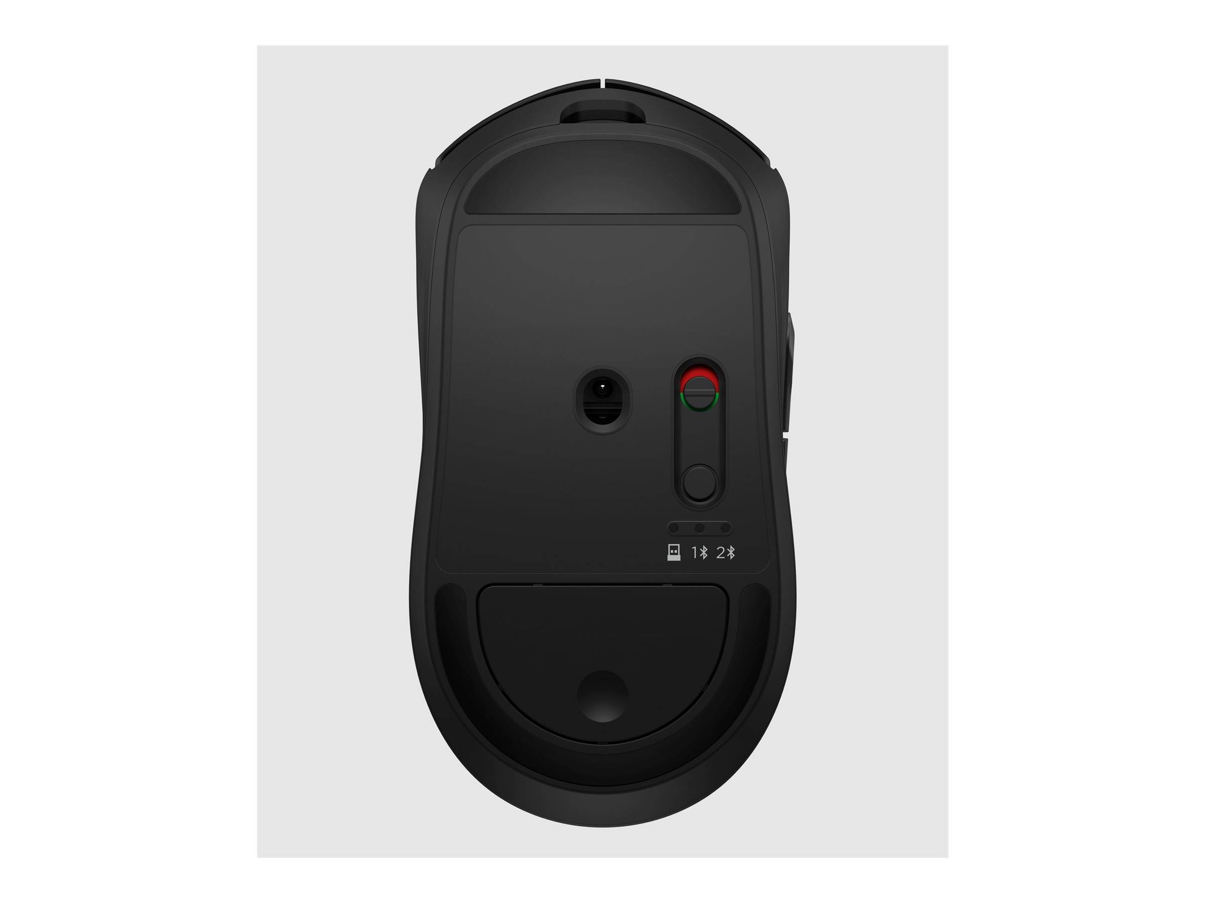 Eine schwarze Computermaus von unten betrachtet, die ihren Sensor, eine Stromtaste mit einer roten und grünen Anzeige sowie eine Batteriedeckelabdeckung zeigt.