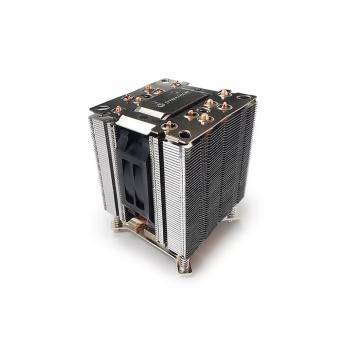 Ein metallischer CPU-Kühler mit einem kompakten, rechteckigen Kühlkörper, in den ein schwarzer Lüfter für eine effiziente Kühlung eingebaut ist.