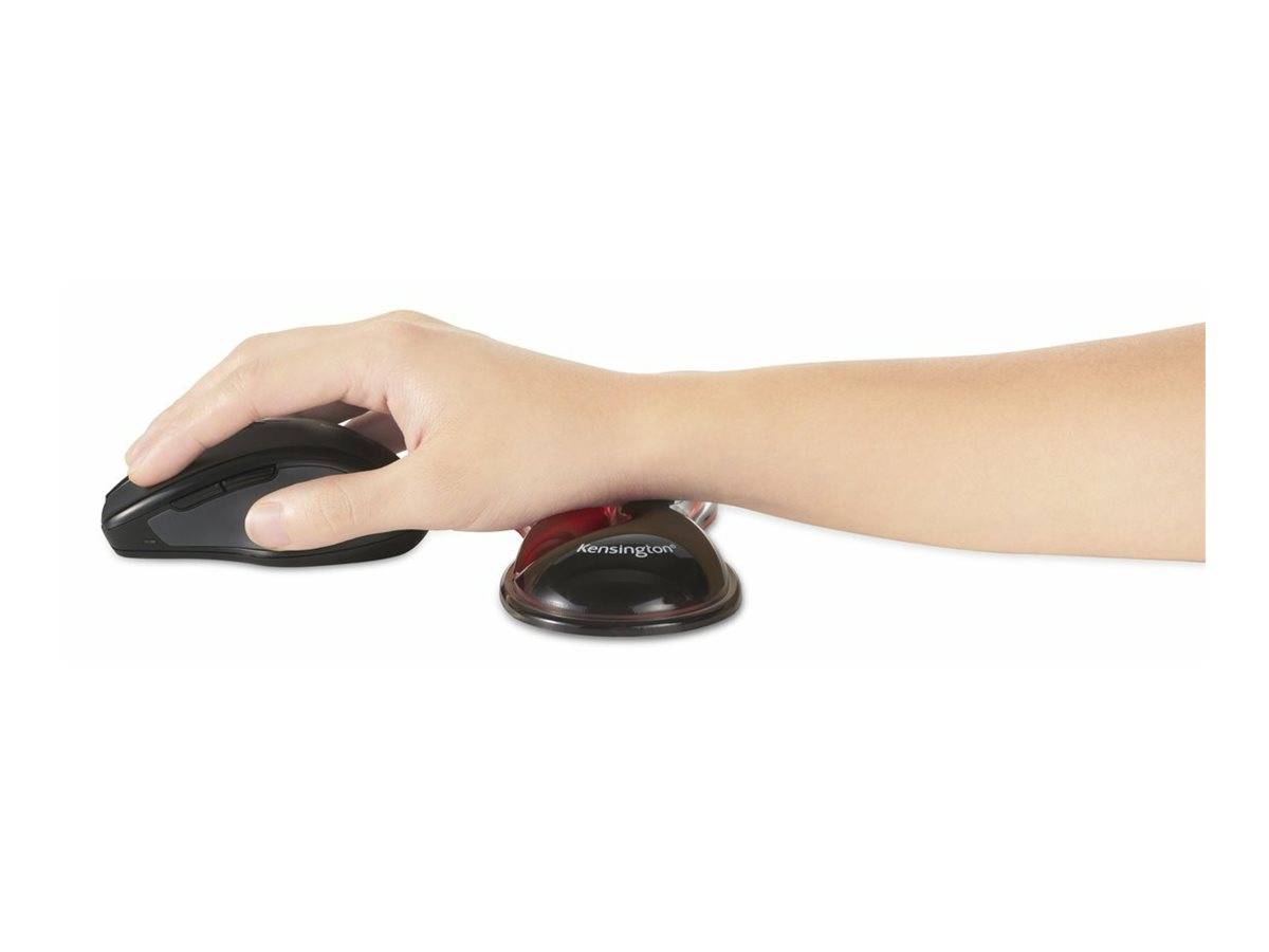 Hand, die eine schwarze Computermaus auf einer weißen Oberfläche benutzt, mit einer Mousepad oder Handgelenkstütze unter dem Handgelenk.