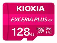 Eine rosa microSD-Karte mit dem Text 'Kioxia Exceria Plus G2, 128 GB, microSD XC I V30 A1'.