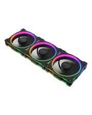 Triple RGB LED Computer-Kühlventilatoren in einer horizontalen Reihe auf weißem Hintergrund.