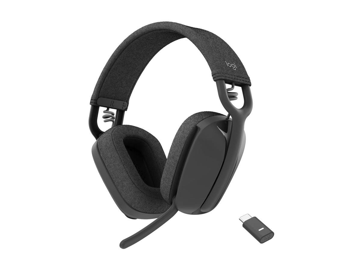 Ein schwarzes Over-Ear-Wireless-Headset mit einem verstellbaren Mikrofon, begleitet von einem USB-C-Dongle, vor einem schlichten weißen Hintergrund.