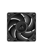 Schwarzer Computer-Kühlventilator mit sechs gebogenen Blättern und ARCTIC-Logo in der Mitte.