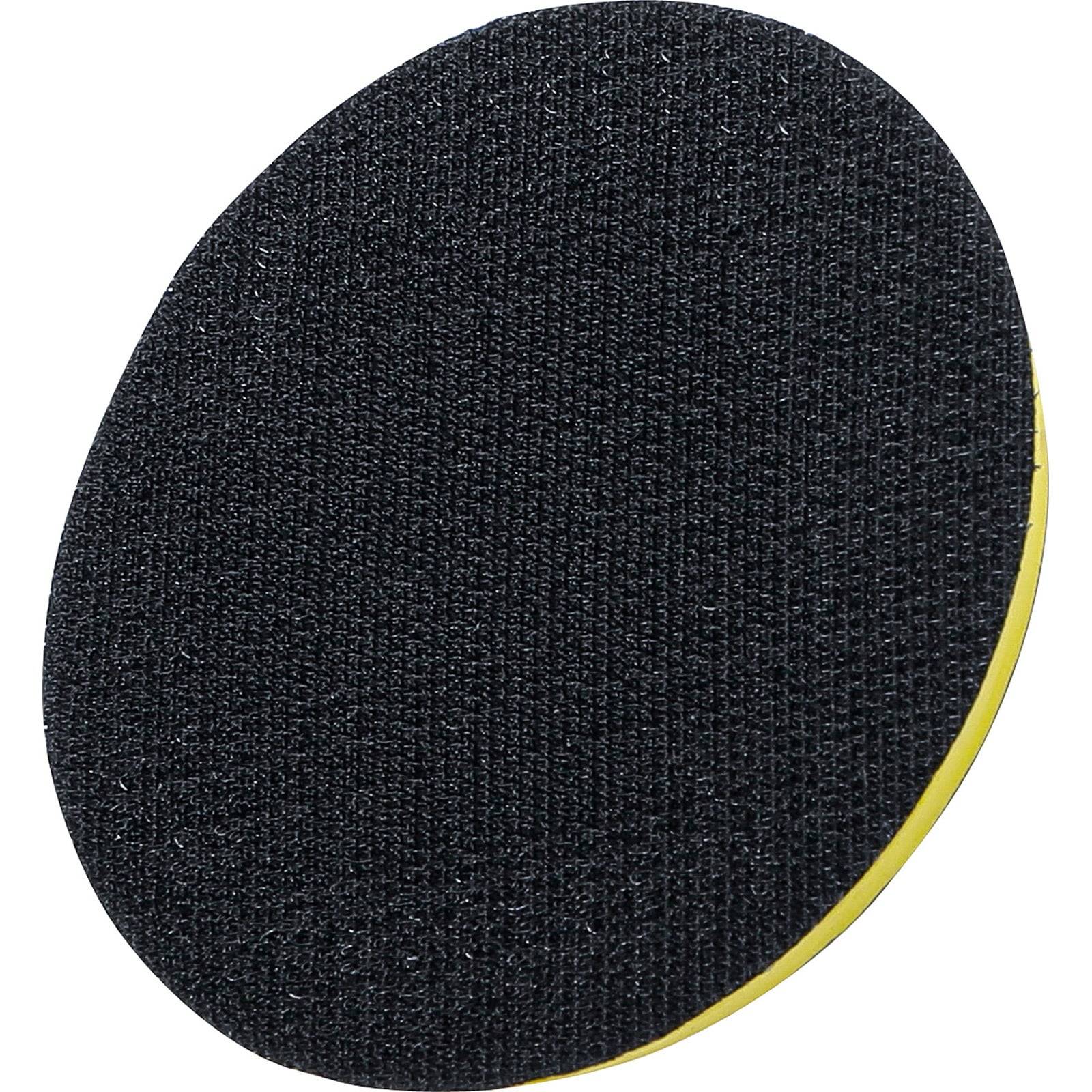 Ein rundes, schwarzes Schleifpad mit gelber Kante, das zum Glätten von Oberflächen bei DIY- oder professionellen Projekten verwendet wird.