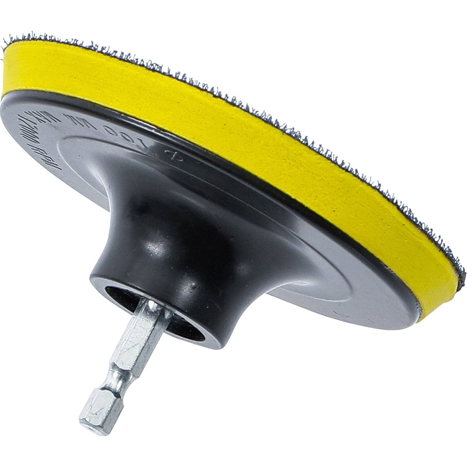 Ein gelb-schwarzer Stützschleifteller mit einer Metallbohrmaschinenaufnahme, der zum Schleifen oder Polieren von Oberflächen verwendet wird.