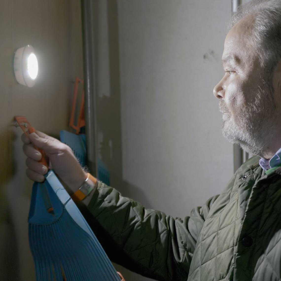 HandyLUX TopBright 4er Set - LED Wandleuchte zum Kleben - Nachtlicht mit Bewegungssensor - Treppenbeleuchtung - Treppenlicht - Wandbeleuchtung