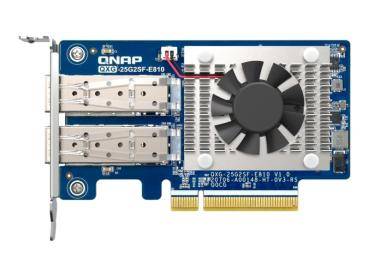 Eine blaue Netzwerkkarte von QNAP mit Doppelports, einem Kühlventilator und einem PCIe-Anschluss für High-Speed-Datentransfer.