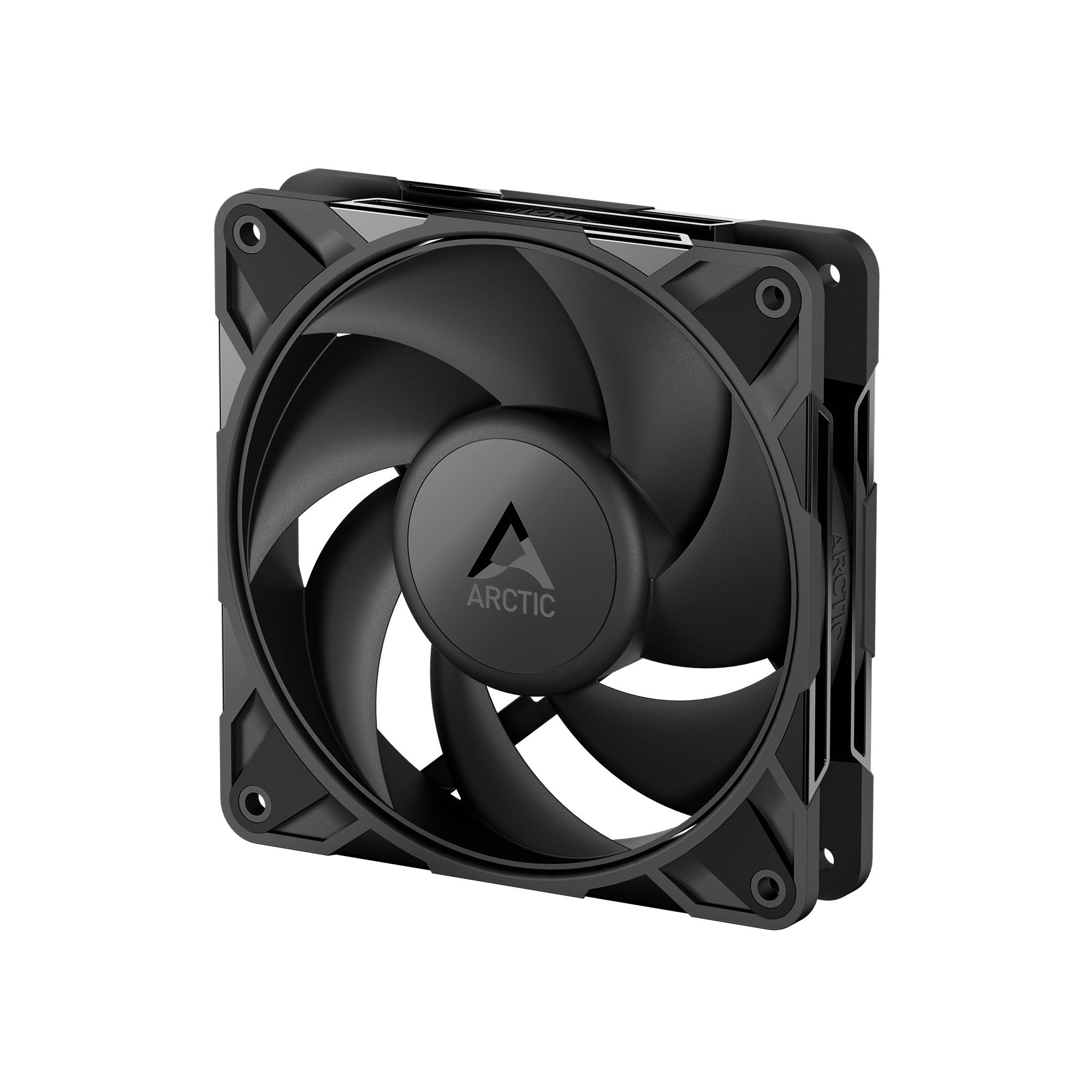 Schwarzer ARCTIC-Kühlventilator von vorne gezeigt, ein quadratischer PC-Gehäuse-/Radiatorventilator mit fünf Blättern und Eckbefestigungslöchern auf schwarzem Hintergrund