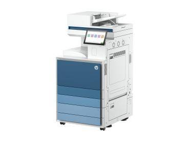 Ein Multifunktionsdrucker mit Touchscreen-Display und mehreren Papierkassetten, konzipiert für den Bürogebrauch.