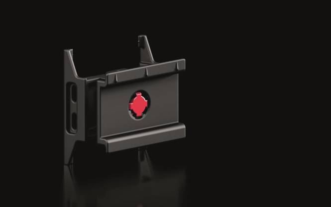 Ein schwarzer und roter, verstellbarer Telefonhalter auf einer reflektierenden schwarzen Oberfläche, der mit einem Drehsystem für einfache Winkeleinstellungen ausgestattet ist.