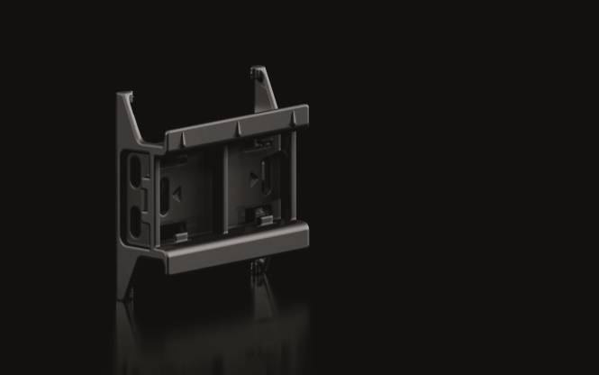 Ein schwarzer Telefonhalter aus Kunststoff mit verstellbaren Armen, der zum Anbringen an Oberflächen konzipiert ist, vor einem schlichten, reflektierenden Hintergrund.