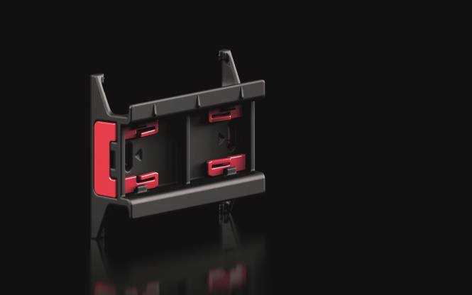 Eine schwarze und rote Kunststoffhalterung mit verstellbaren Halterungen, entwickelt zum Halten eines Geräts. Die Halterung verfügt über eine reflektierende schwarze Hintergrundsfläche.