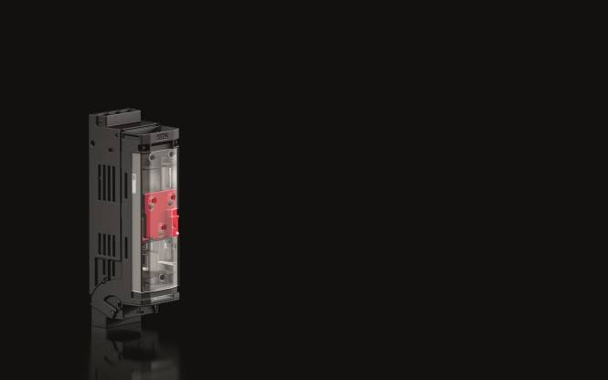 Eine schwarze und rote mechanische Komponente, möglicherweise Teil eines elektronischen oder industriellen Geräts, ist vor einem dunklen Hintergrund zu sehen.