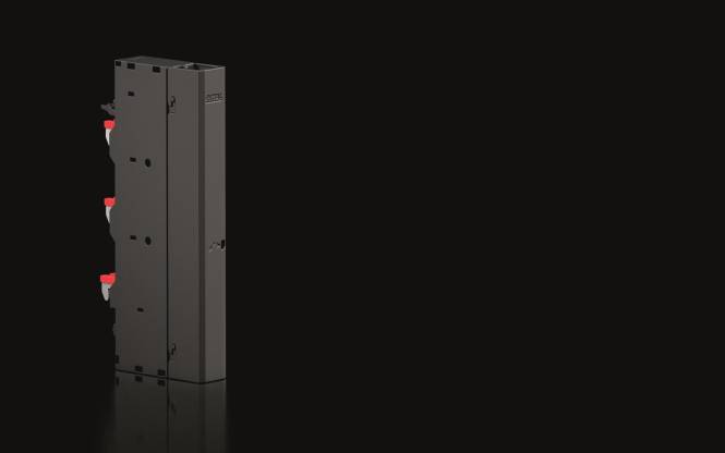 Eine schwarze, rechteckige Metallstruktur steht vertikal vor einem dunklen Hintergrund und zeigt industrielles Design und minimalistische Ästhetik.