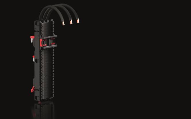 Ein schlanker schwarzer elektrischer Stecker mit vier Kupferleitern, die von der Oberseite abstehen, vor einem dunklen Hintergrund, der moderne Technologie andeutet.