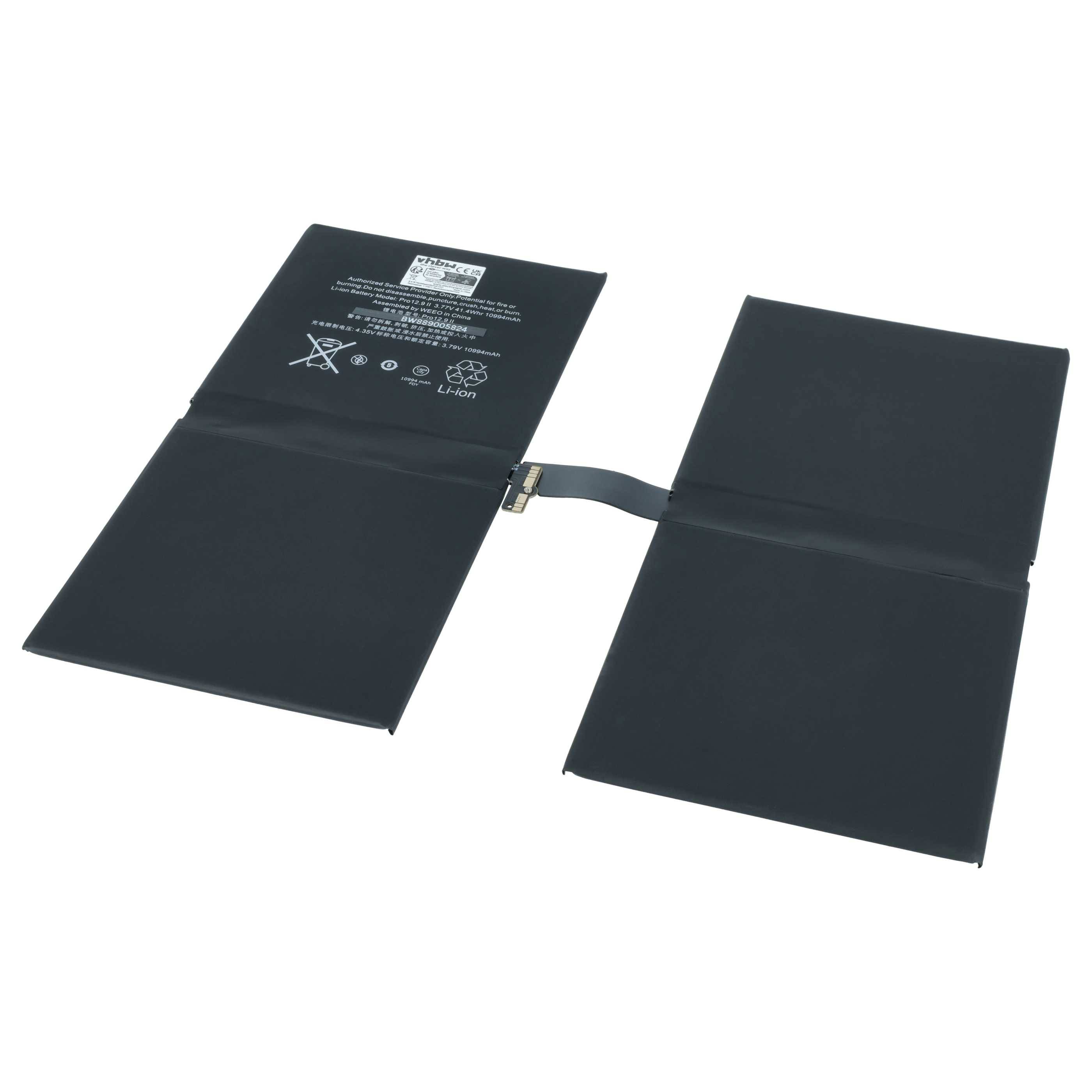 Eine flache, rechteckige schwarze Batterie mit zwei Abschnitten, die durch ein Flachbandkabel miteinander verbunden sind. Auf der Oberfläche befinden sich Sicherheitssymbole und Recycling-Zeichen.