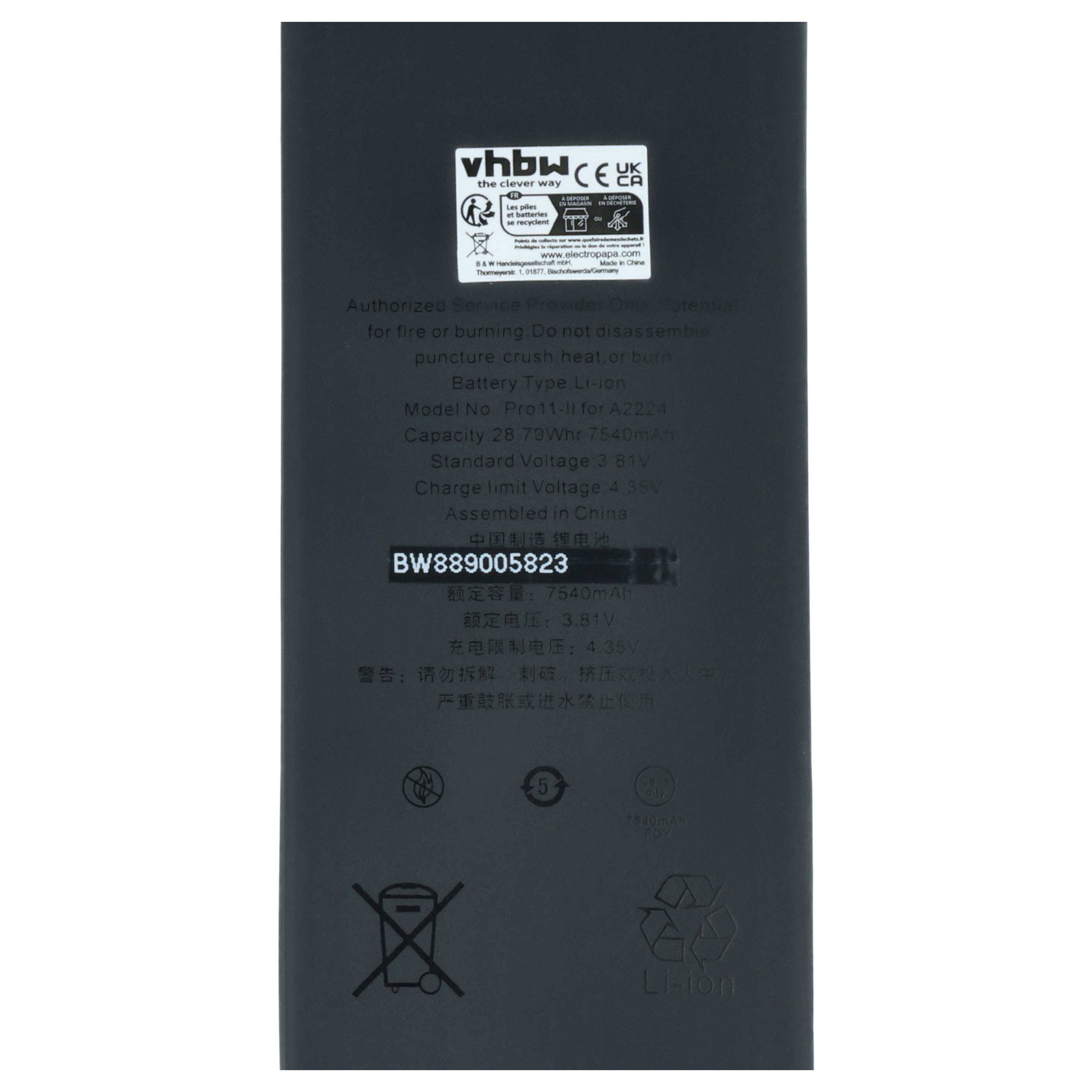 Eine schwarze rechteckige Batterie mit einem Etikett, das verschiedene Zertifizierungssymbole, Herstellerangaben, Modell BW889005823 und Sicherheitssymbole aufweist.