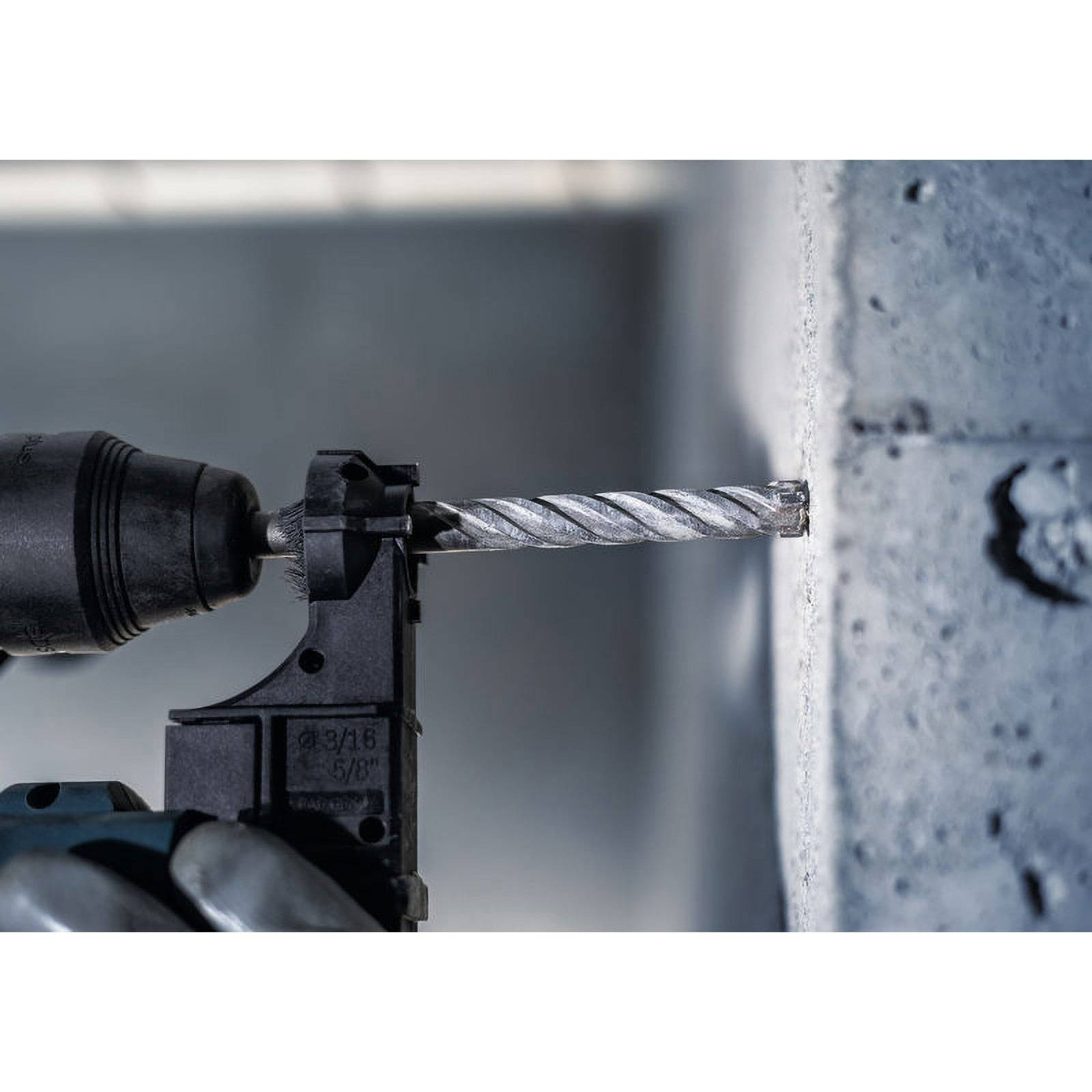 Eine Bohrmaschine mit einem Metallbohrer durchdringt eine Betonwand und unterstreicht die Kraft und Präzision des Werkzeugs für Bau- oder Renovierungsaufgaben.