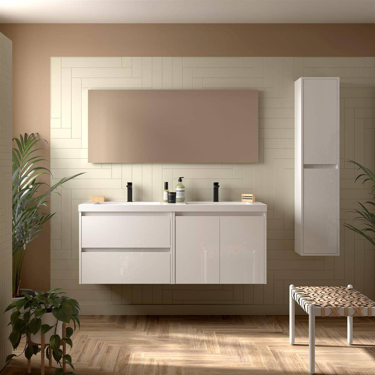Modernes Badezimmer mit schwebendem Waschtisch, großem Spiegel oder Spiegelschrank, Wandschrank, Pflanzen und gewebtem Hocker auf Holzboden.