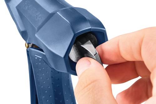 Eine Hand, die einen schwarzen Klebestift hält und ihn in eine blaue Heißklebepistole einführt, was das Laden oder die Vorbereitung zur Verwendung andeutet.