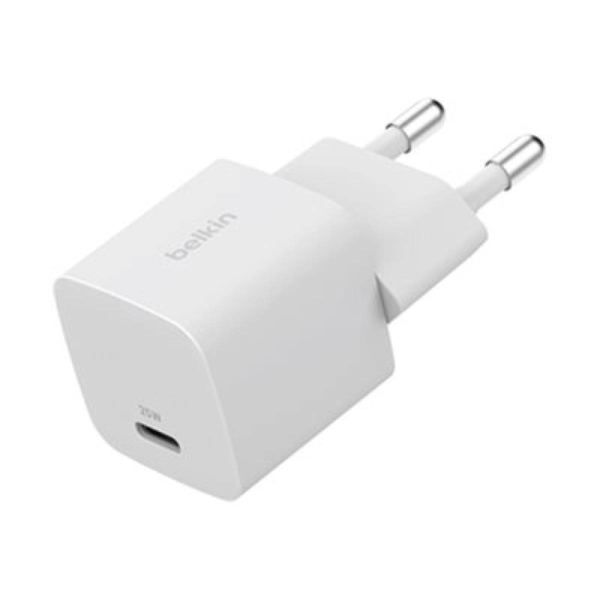Ein weißes 27W Belkin USB-Wandladegerät mit europäischem Steckerdesign, geeignet zum Aufladen von Smartphones und Tablets.