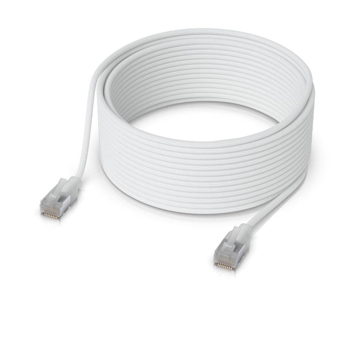 Weißes flaches Ethernet-Kabel aufgerollt mit RJ45-Steckverbindern an beiden Enden, gezeigt auf einem schlichten weißen Hintergrund.