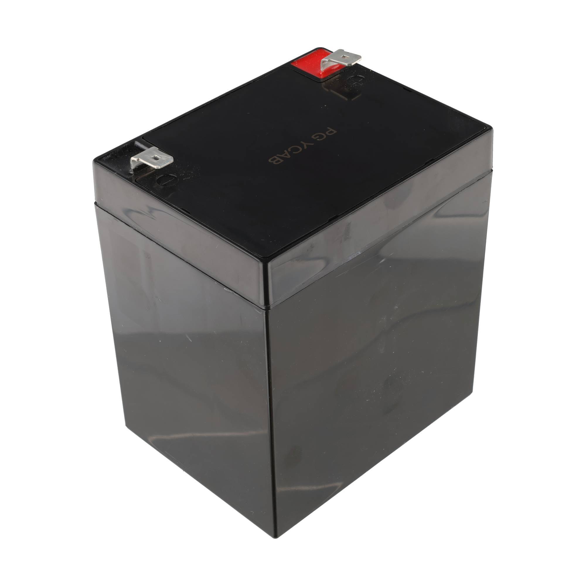 Schwarze rechteckige wiederaufladbare Batterie mit oberen Metallklemmen, isoliert auf weißem Hintergrund.
