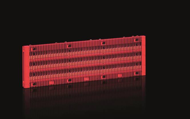 Ein langes, rotes, geripptes, rechteckiges Objekt liegt vor einem schwarzen Hintergrund, möglicherweise eine mechanische oder industrielle Komponente.
