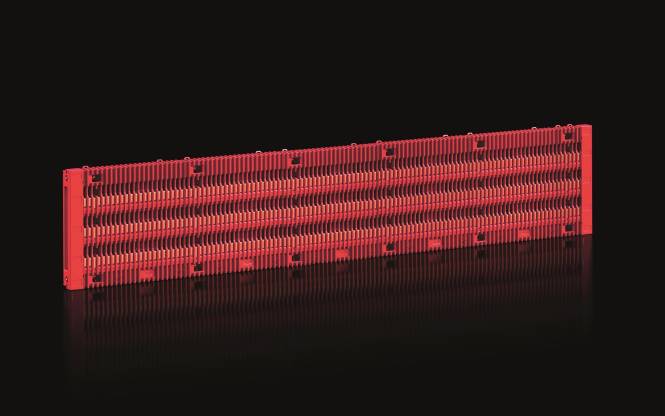 Rote Leiterplatten mit elektronischen Komponenten, die horizontal in Reihen vor schwarzem Hintergrund angeordnet sind.