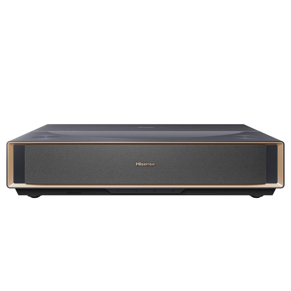 Ein Hisense Heimkino-Projektor mit schlankem rechteckigem Design und Schwarz-Braun-Farbschema, geeignet für Unterhaltungsaufbauten.