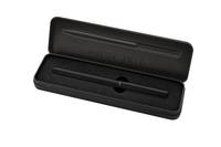 Ein schwarzer Stylus in einem offenen schwarzen Etui mit Schaumstoffpolsterung. Das Etui ist rechteckig und verfügt über eine Aussparung zum sicheren Halten des Stylus.