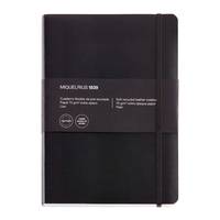 Ein schwarzes Moleskine-Notizbuch mit einem Gummiband, versehen mit einem Rundum-Etikett, auf dem 