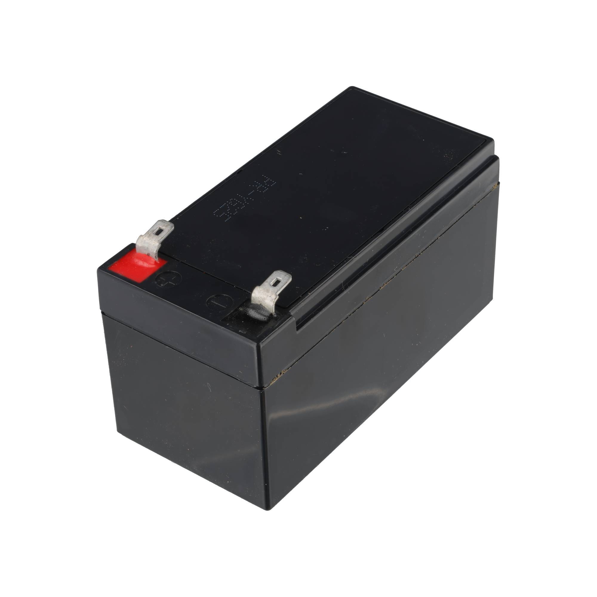 Schwarze rechteckige versiegelte Blei-Säure-Batterie mit zwei Metallklemmen oben, freigestellt auf weißem Hintergrund.