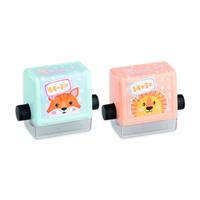 Zwei Pastellfarben-Anspitzer: einer in Mintgrün mit einem Fuchsmotiv und einer in Pfirsichfarben mit einem Löwenmotiv. Beide verfügen über durchsichtige Abfallbehälter für Bleistiftspäne.