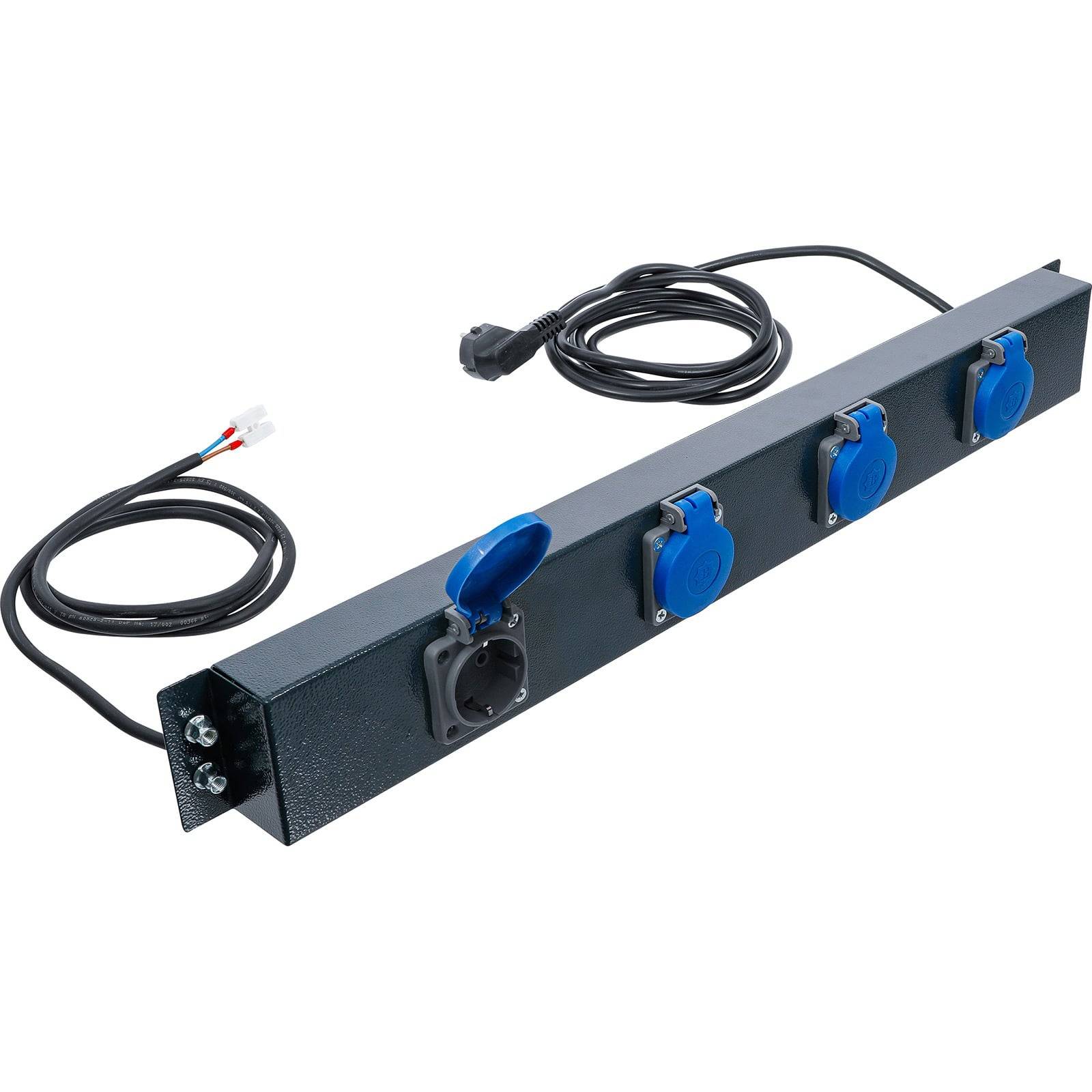 Eine schwarze Stromverteilungseinheit mit vier blauen Steckdosen, die jeweils mit einer Schutzabdeckung versehen sind, und einem Netzkabel, das von einem Ende abgeht.