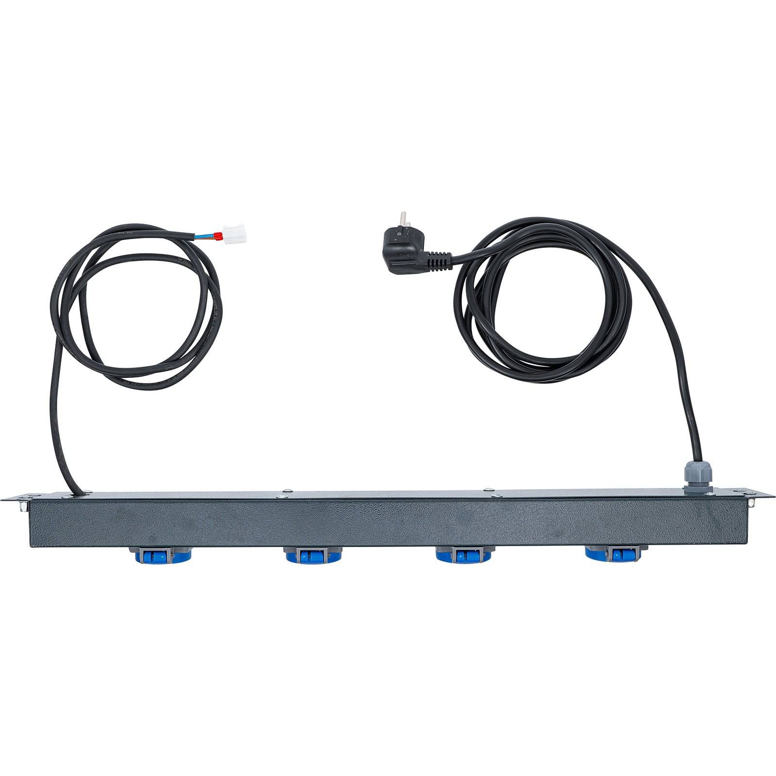 Ein schwarzes Steckdosenleiste mit vier blauen Steckdosen, zwei angeschlossenen Kabeln, die jeweils mit einem Stecker und Verbinder enden, isoliert auf weißem Hintergrund.