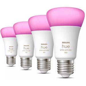 Vier Philips Hue Smart-Glühbirnen in zunehmenden Größen gezeigt, mit rosa getönten Oberteilen und weißen Sockeln, von links nach rechts auf weißem Hintergrund angeordnet.