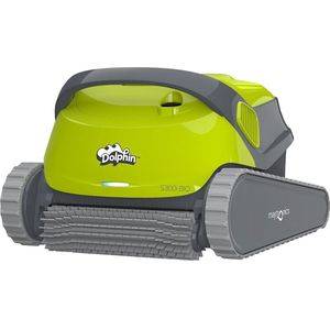 Grüner Dolphin-Roboter-Poolreiniger mit Frontbürste und Seitenketten auf weißem Hintergrund.