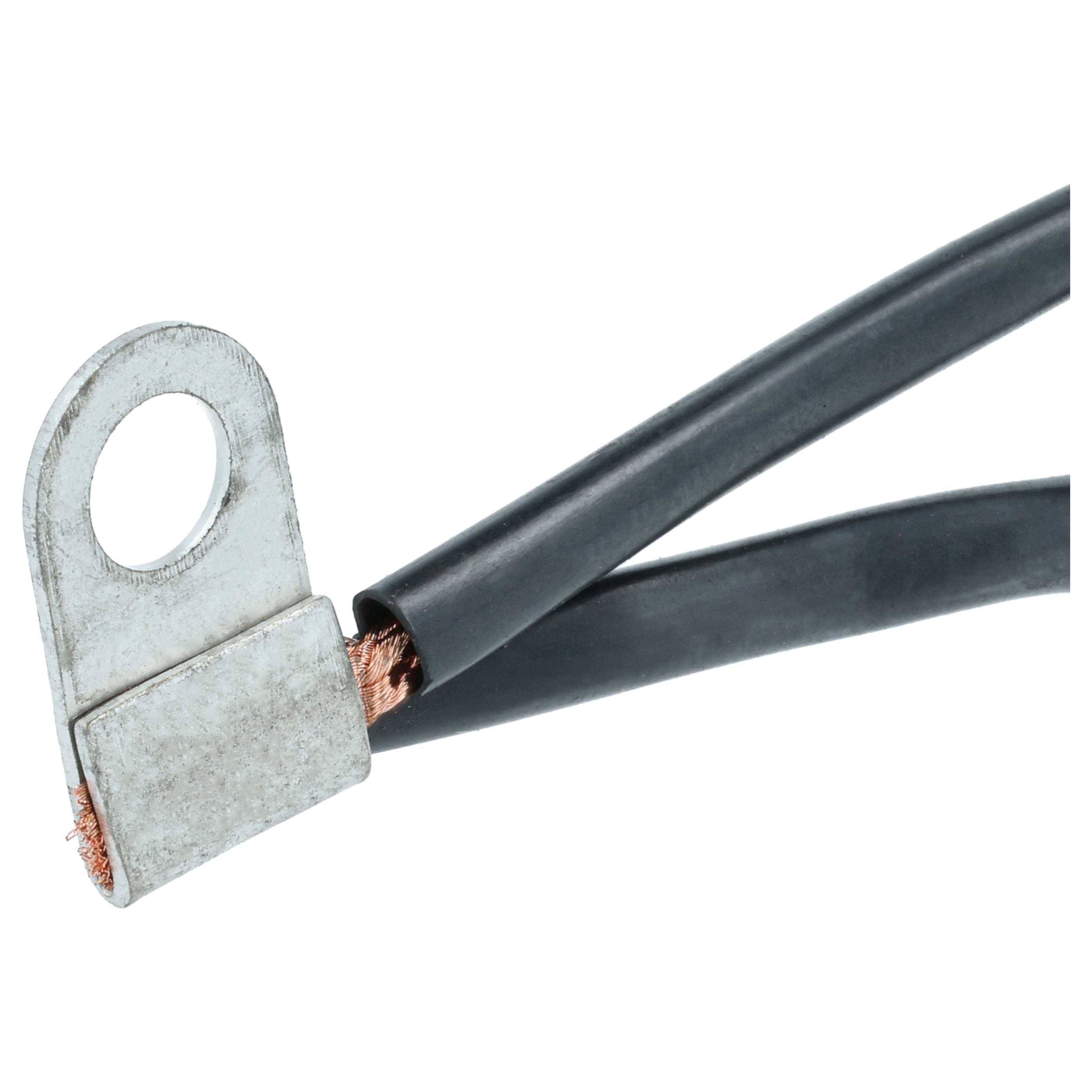 Eine Nahaufnahme eines schwarzen Kabels mit freiliegendem Kupferdraht und einem Ringkabelschuh, der für elektrische Verbindungen verwendet wird.