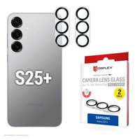 Smartphone mit drei Rückkameras, mit 'S25+' gekennzeichnet. Begleitet von zwei Sätzen Kameraobjektiv-Schutzgläsern und Verpackung, die Kompatibilität anzeigt.