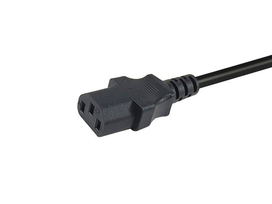 Schwarzes dreipoliges Stromkabelstecker-Anschlussstück auf weißem Hintergrund, in Nahaufnahme dargestellt.