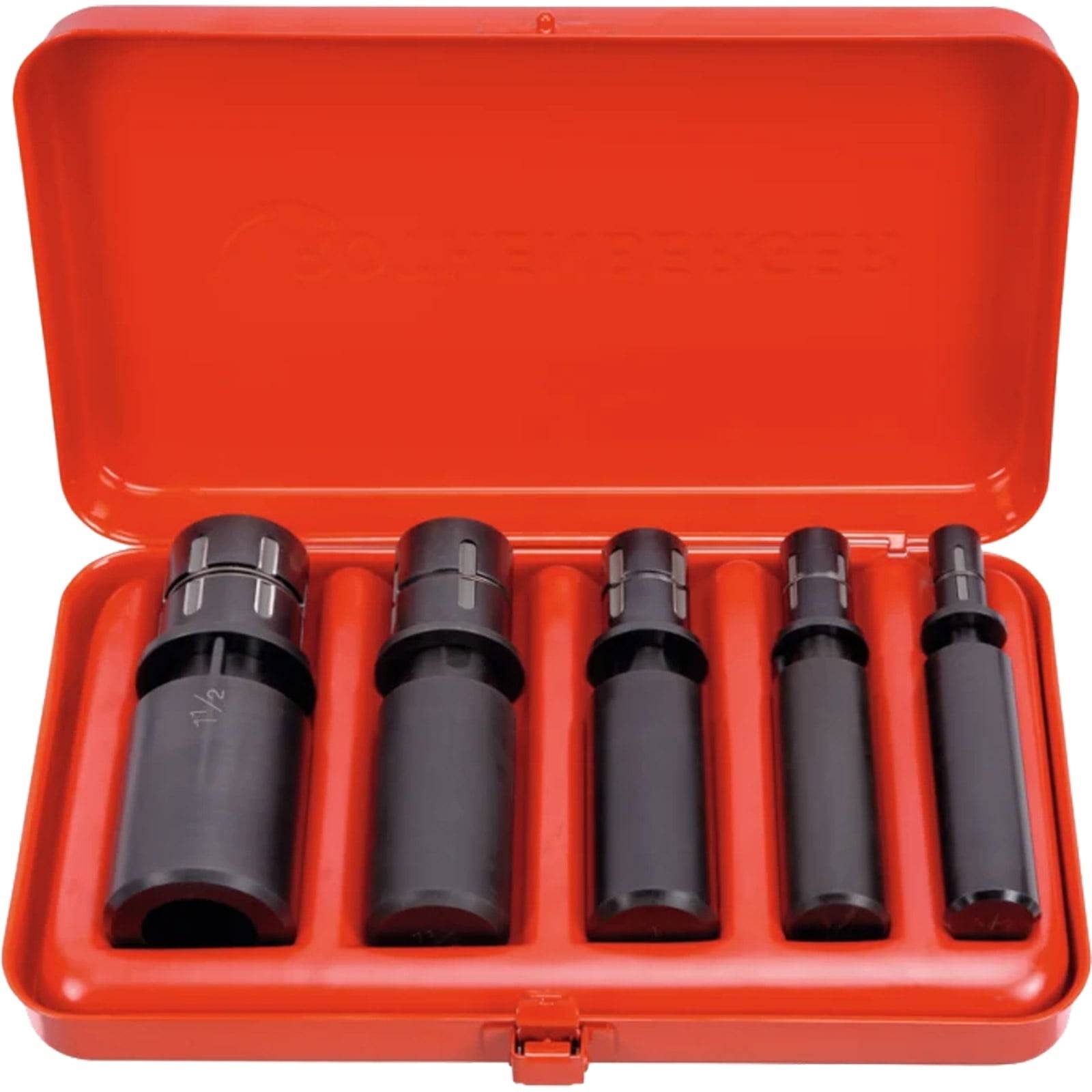 Ein Satz von fünf schwarzen Steckdosen, die in einem roten Kunststoffgehäuse angeordnet sind. Die Steckdosen sind innerhalb des Behälters der Größe nach sortiert.