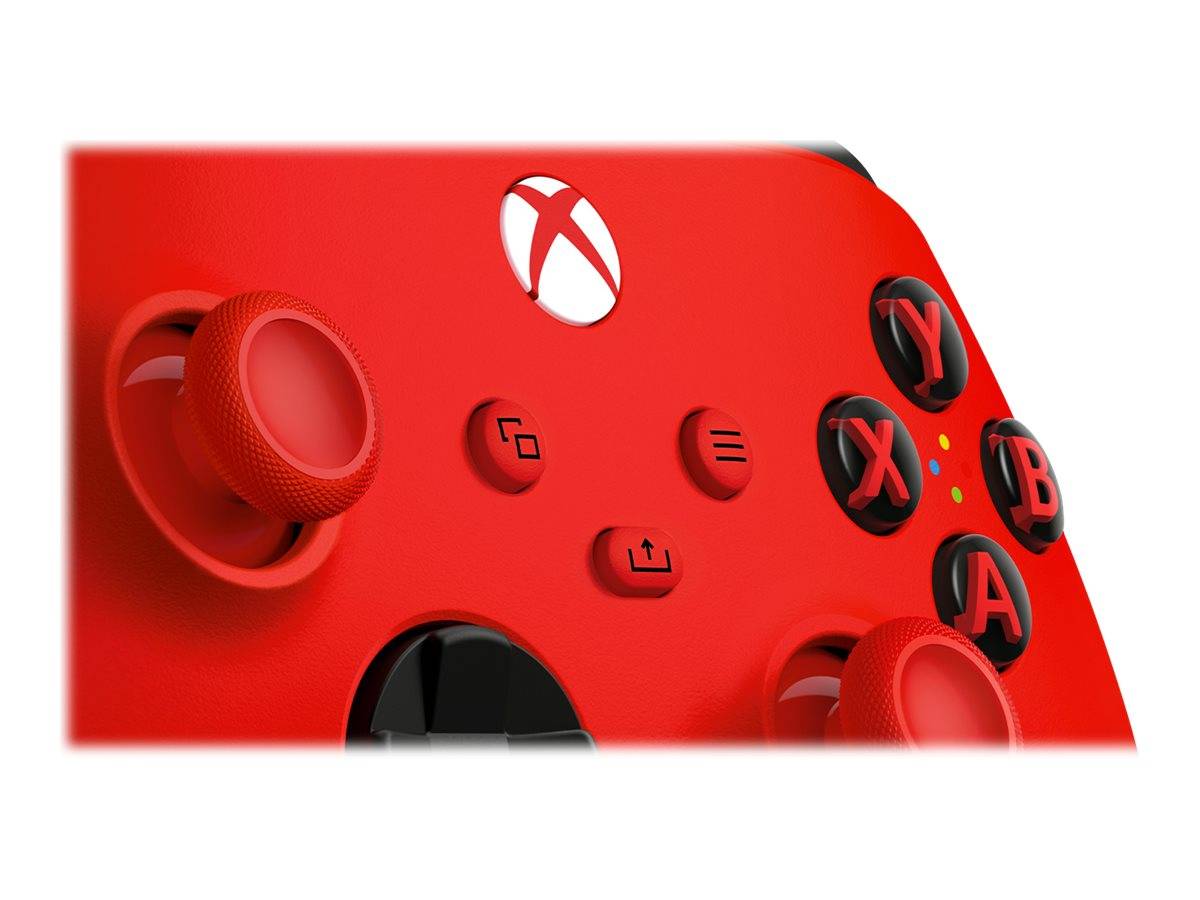 Nahaufnahme eines roten Xbox-ähnlichen Spielcontrollers mit schwarzen Tasten und Analog-Sticks auf weißem Hintergrund.