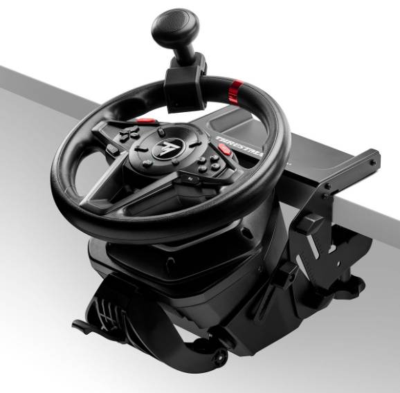 Ein schwarzes Gaming-Lenkrad mit angeschlossenem Schalthebel, auf einem Schreibtisch montiert, entwickelt für realistische Fahrsimulationserlebnisse.