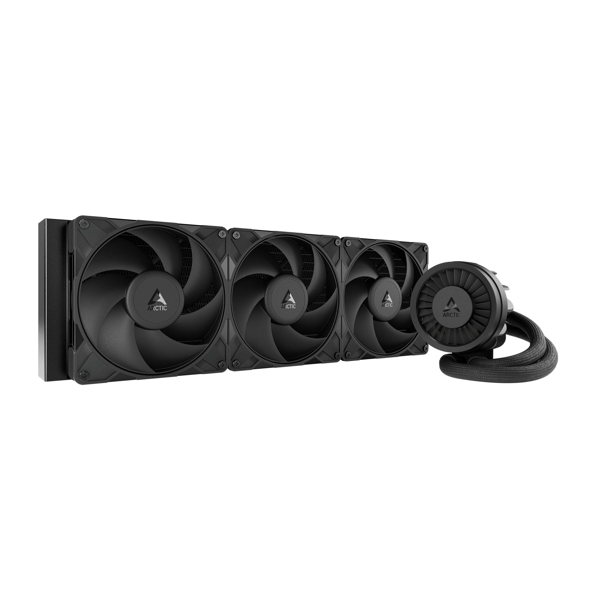 Schwarze Flüssigkeits-CPU-Kühlung mit drei Lüftern auf einem Radiator und separatem Pumpenblock mit geflochtenen Schläuchen, auf schwarzem Hintergrund dargestellt.