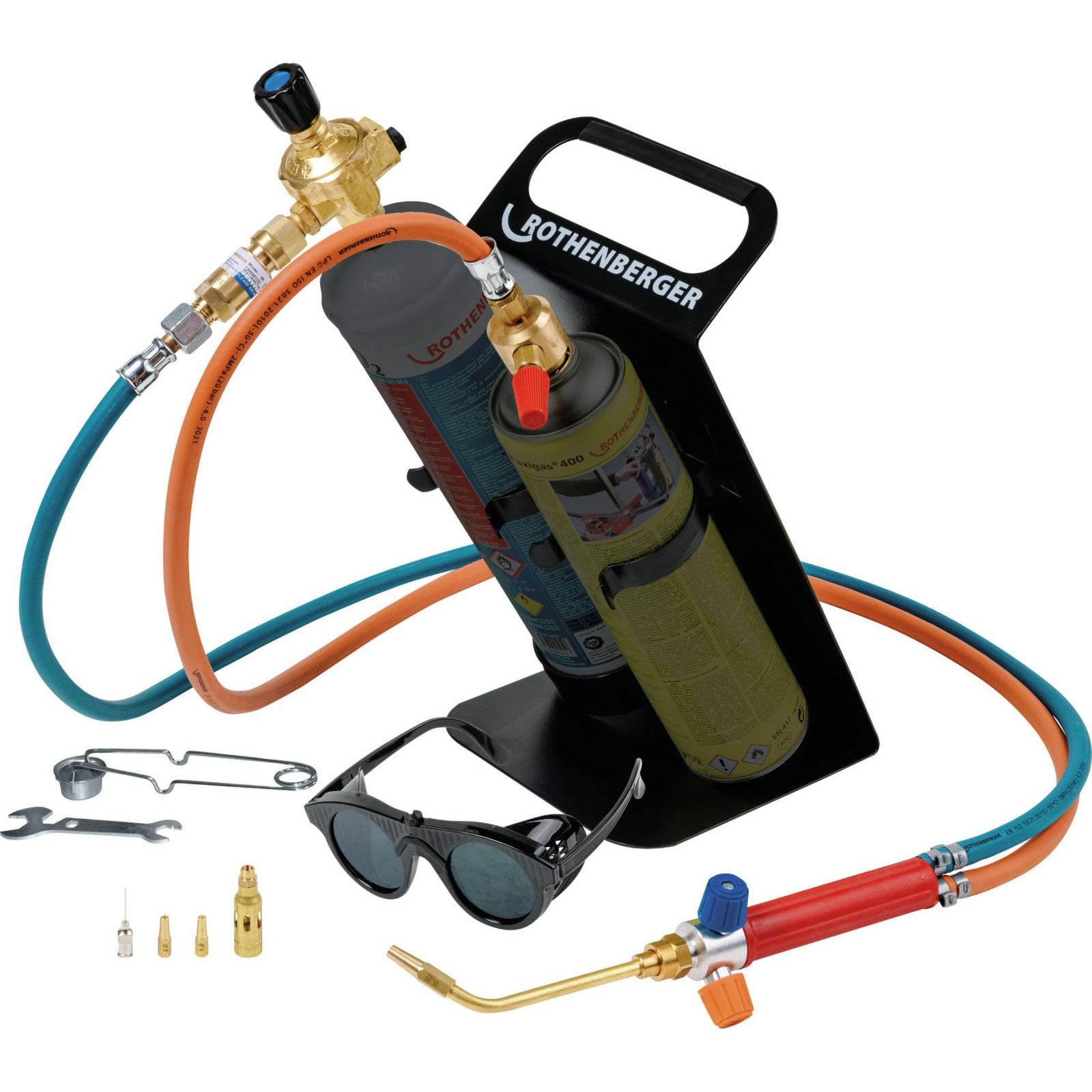 Schweißbrenner-Set mit Propan- und Sauerstofftanks, Schläuchen, Schutzbrille, Düse und Schraubenschlüsseln, verwendet für metallurgische Arbeiten bei hohen Temperaturen.