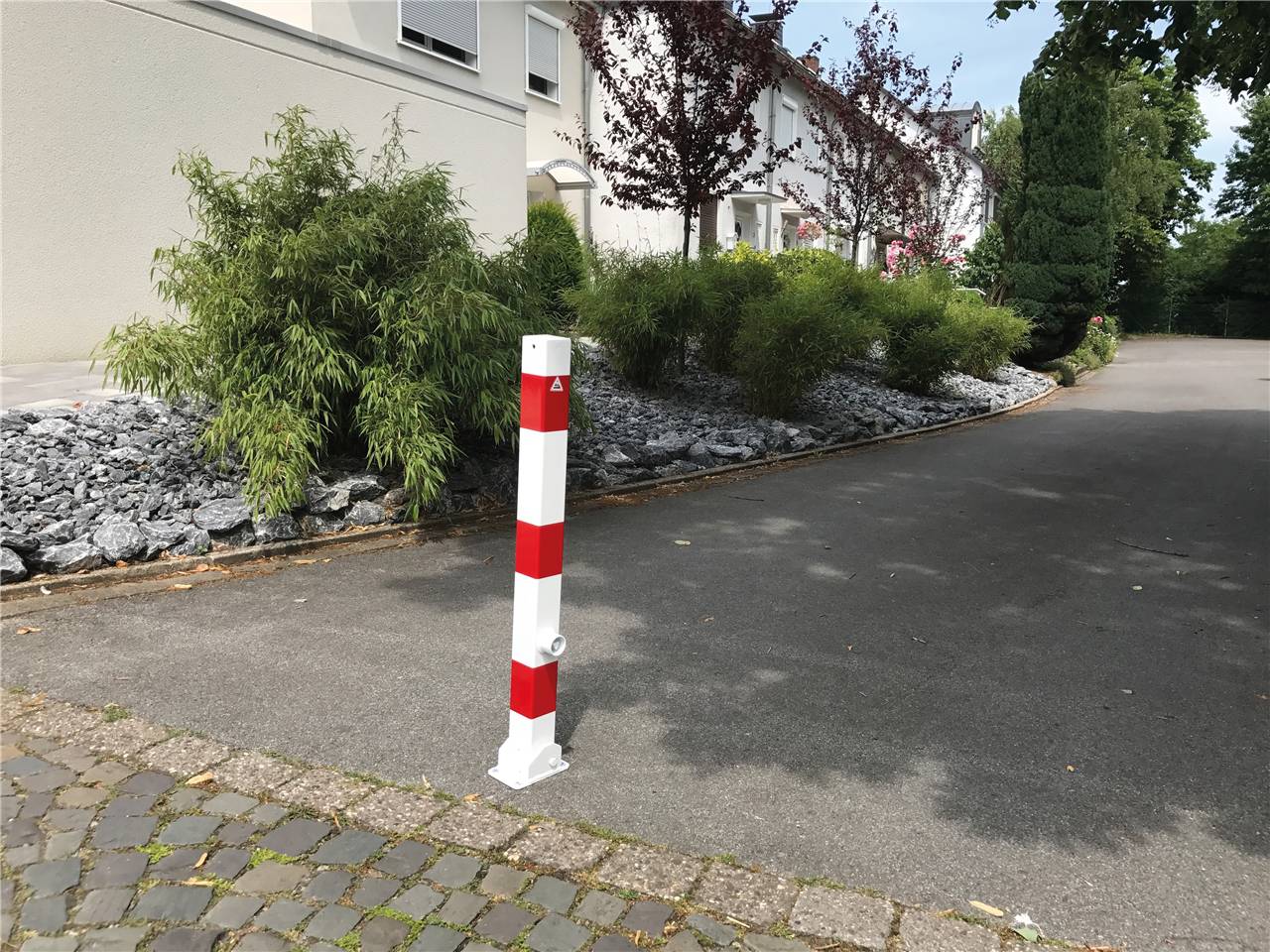 Schake 470FUH+2 Absperrpfosten 70 x 70 mm umlegbar mit Dreikantverschluss zum Einbetonieren<br><br>mit Bodenhülse Typ 470.60<br><br>ca. 400 mm