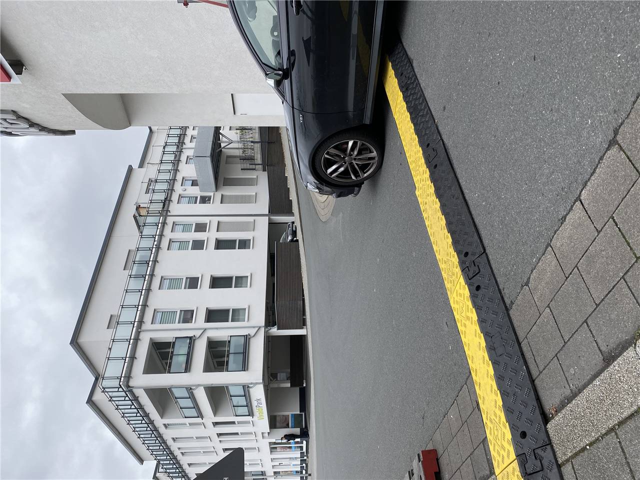 Schake 33934WR Überfahrschutz System A Winkelstück mit Adapter (nach rechts)<br><br>Maße: 620 x 600 x 75 mm<br><br>Maße der Durchlasskanäle: