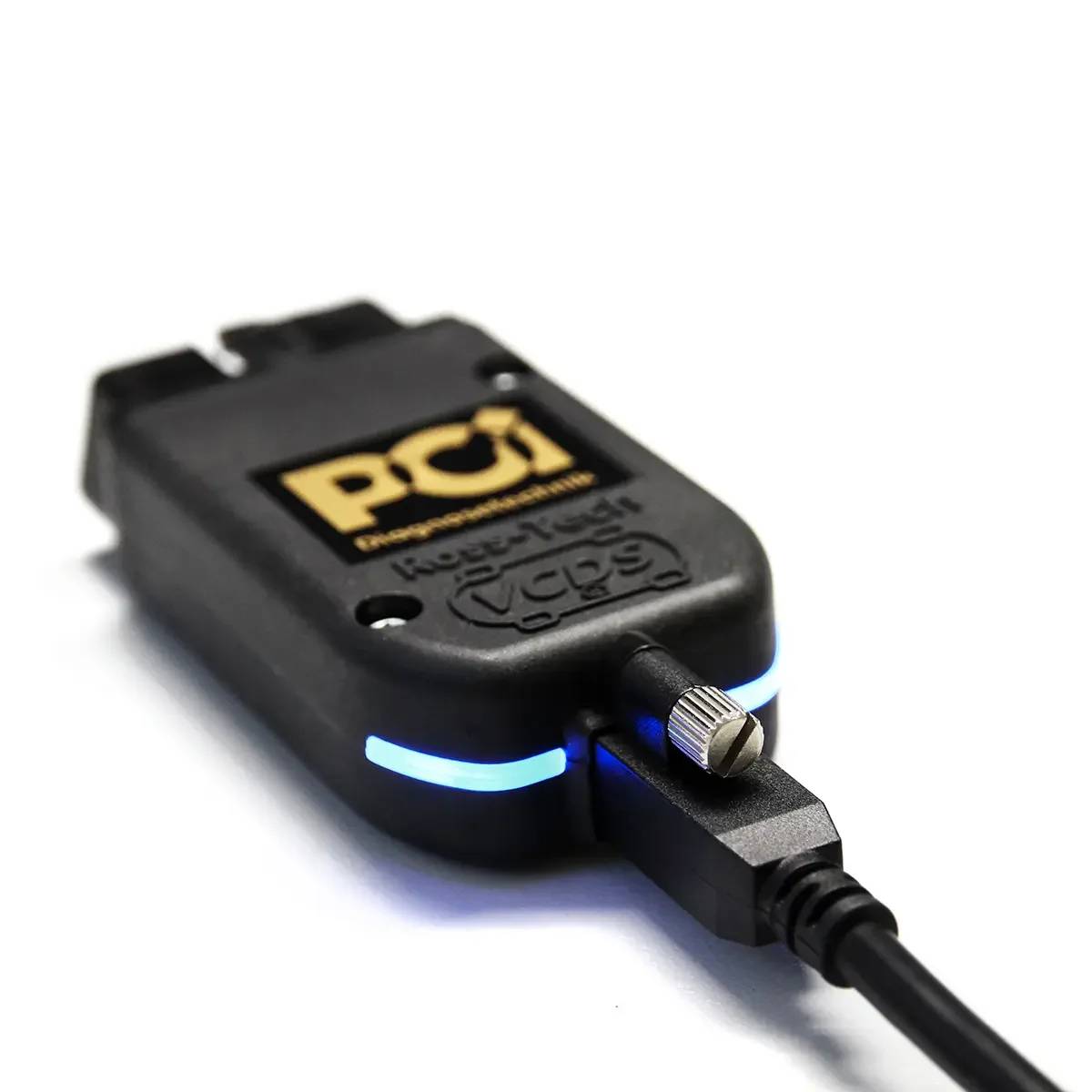 Eine Nahaufnahme eines VCDS-Diagnosewerkzeugs mit einem angebrachten schwarzen Kabel. Es verfügt über eine leuchtende blaue Anzeige und das Etikett „PCI